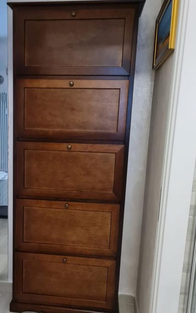 Dettaglio scarpiera a 5 ante finitura noce scuro, ideale per arredamento casa.